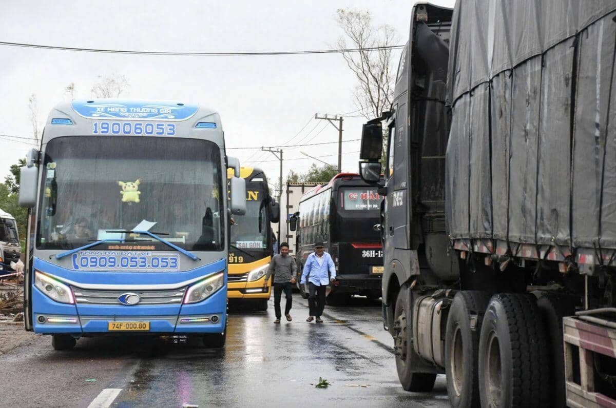 Giao thông nhiều nơi tê liệt do mưa lũ