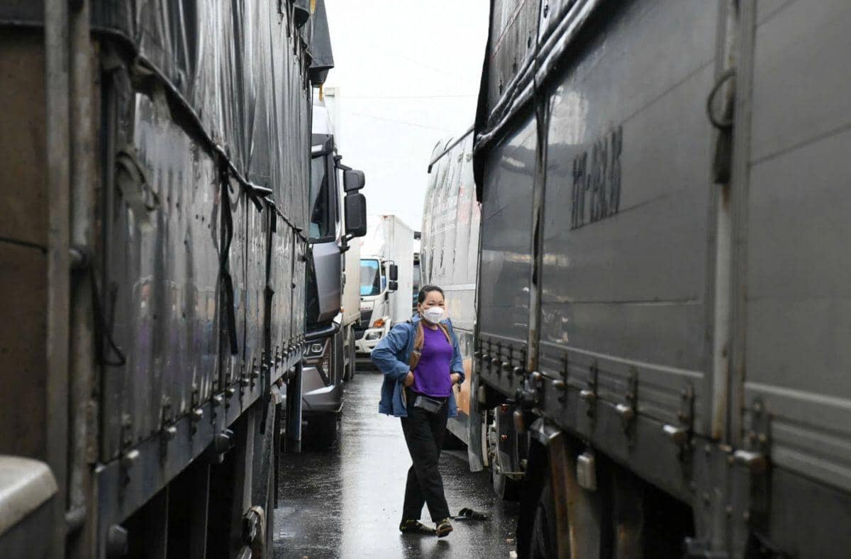 Giao thông nhiều nơi tê liệt do mưa lũ