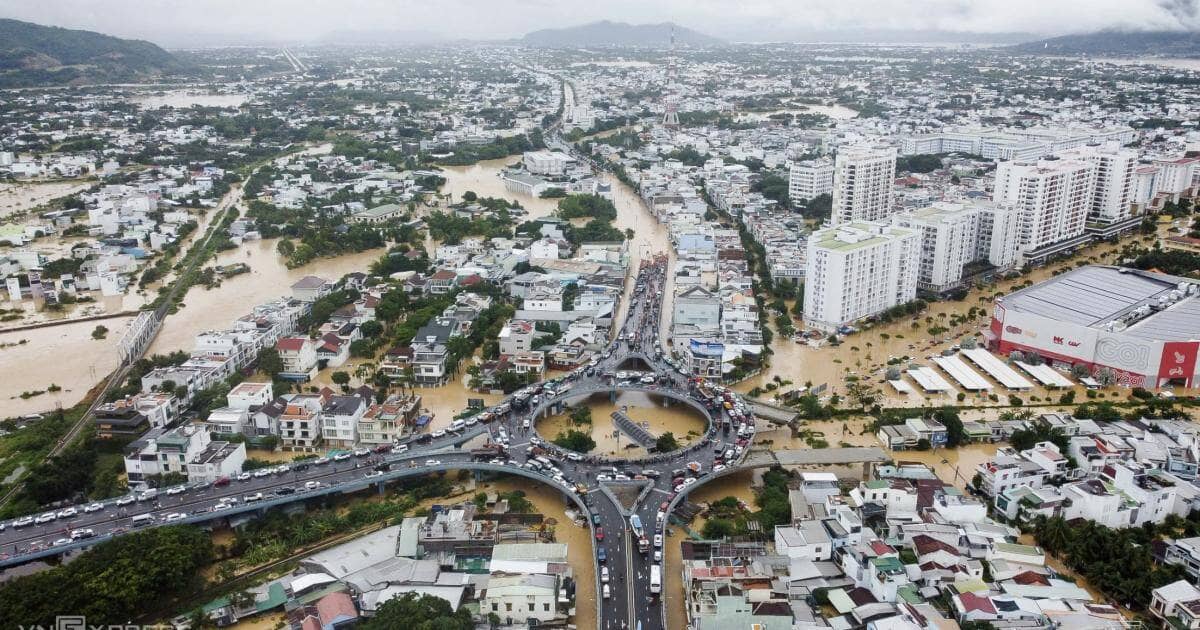 Giao thông nhiều nơi tê liệt do mưa lũ