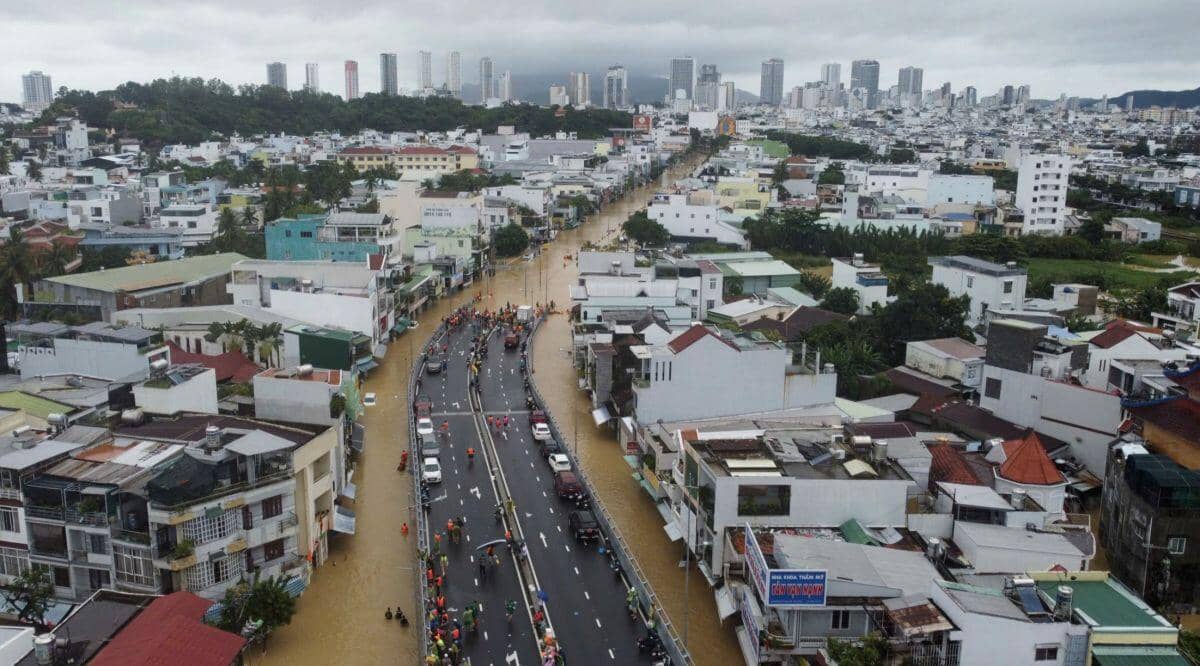 Giao thông nhiều nơi tê liệt do mưa lũ