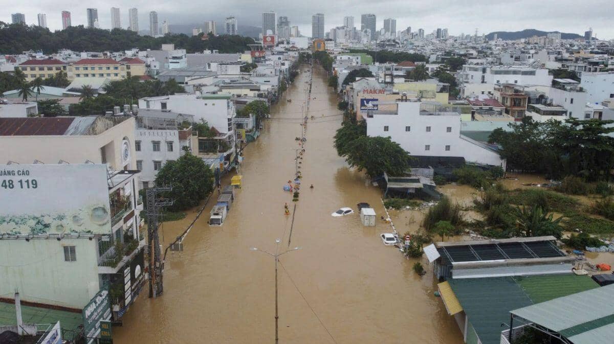 Giao thông nhiều nơi tê liệt do mưa lũ