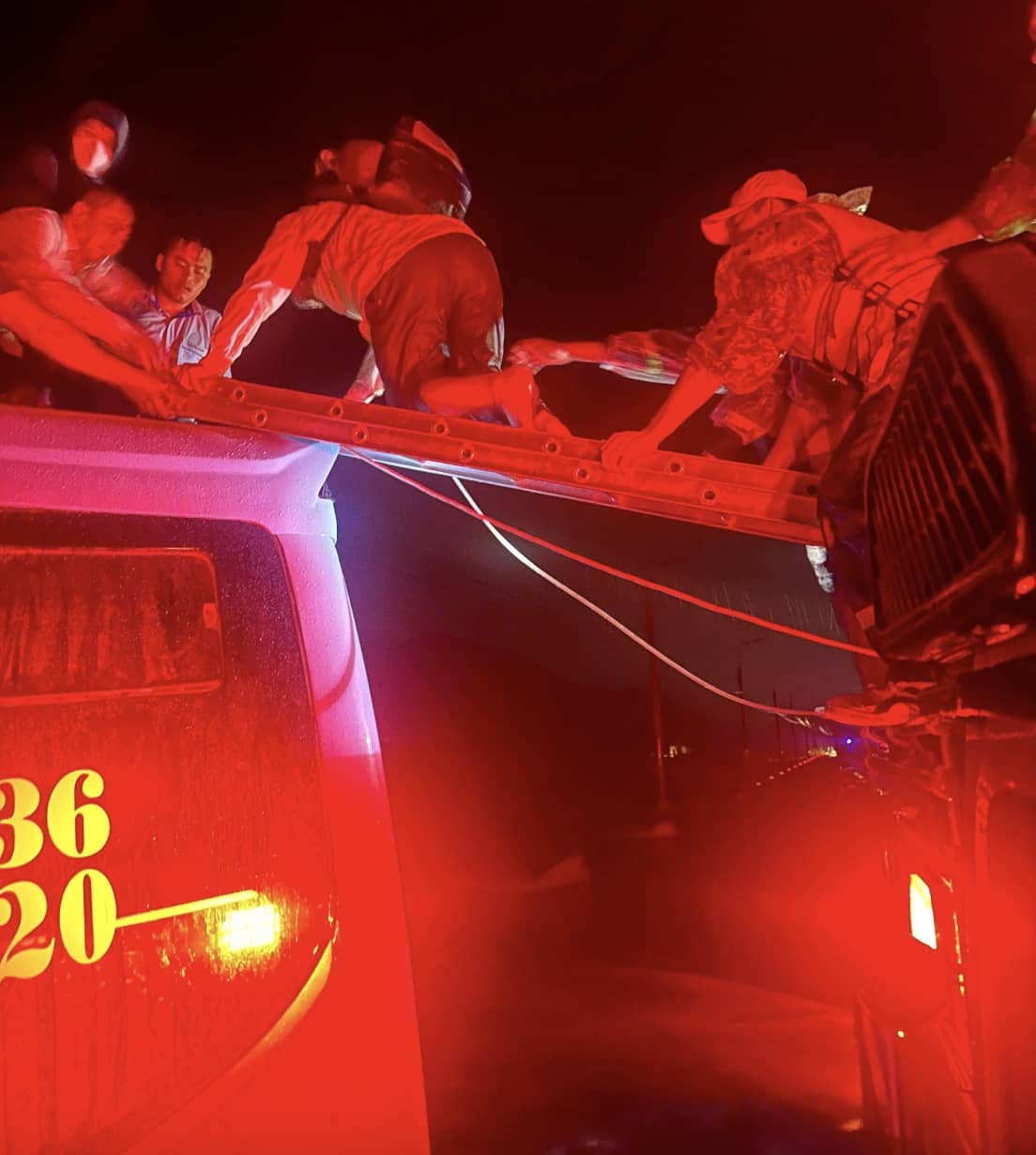 Giao thông nhiều nơi tê liệt do mưa lũ