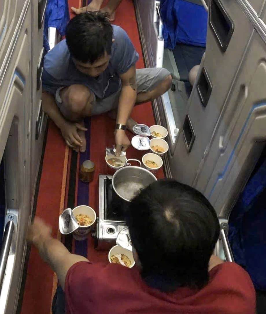 Giao thông nhiều nơi tê liệt do mưa lũ