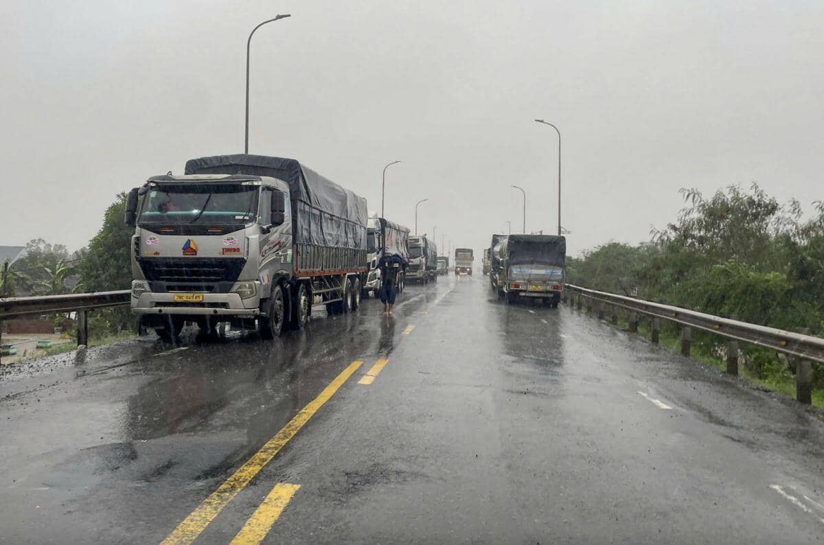 Giao thông nhiều nơi tê liệt do mưa lũ