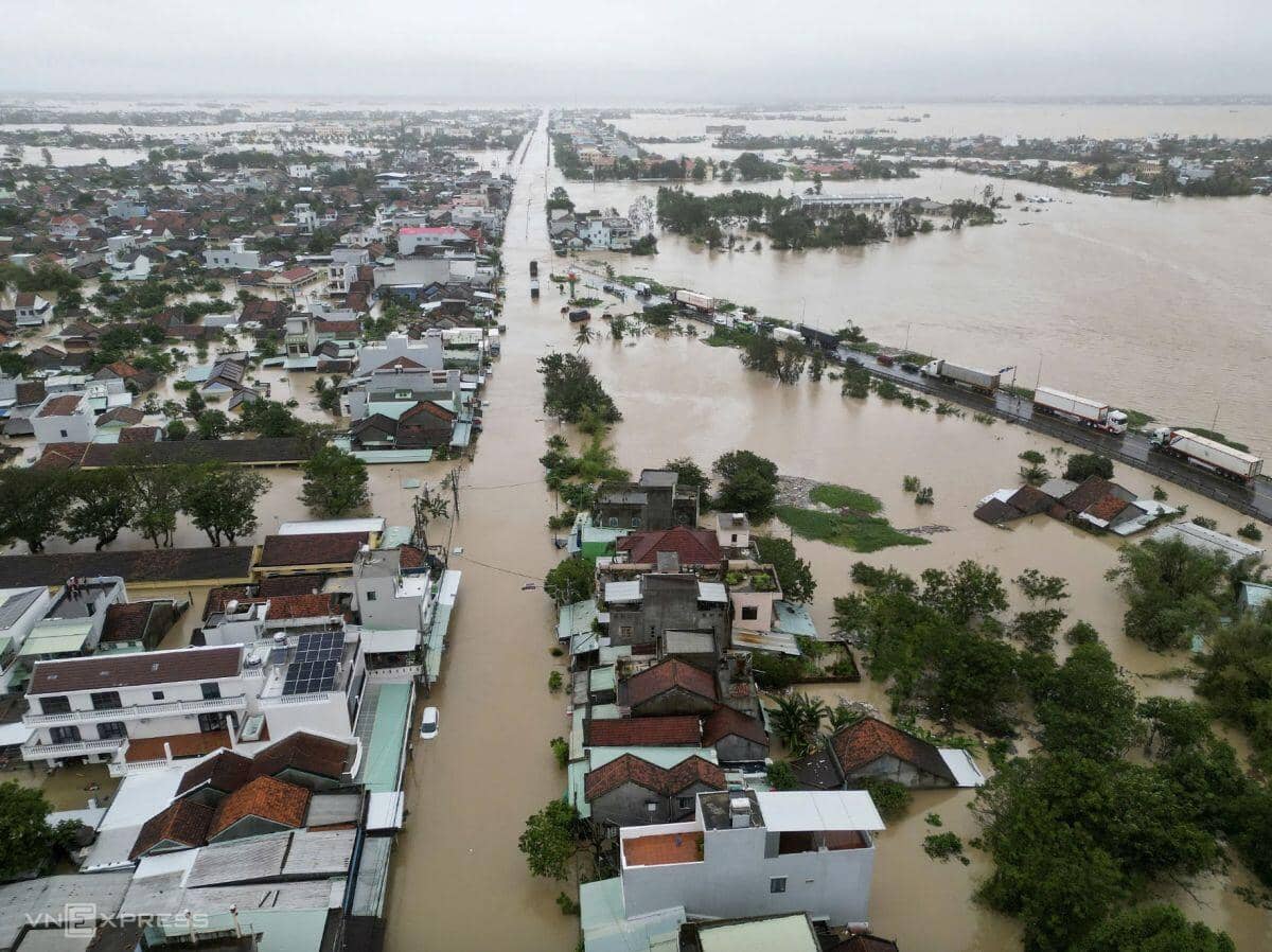 Giao thông nhiều nơi tê liệt do mưa lũ