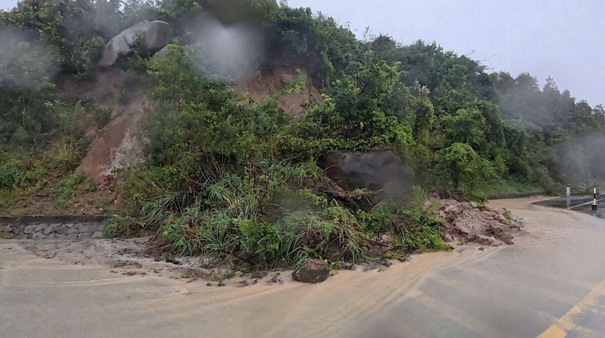 Giao thông nhiều nơi tê liệt do mưa lũ