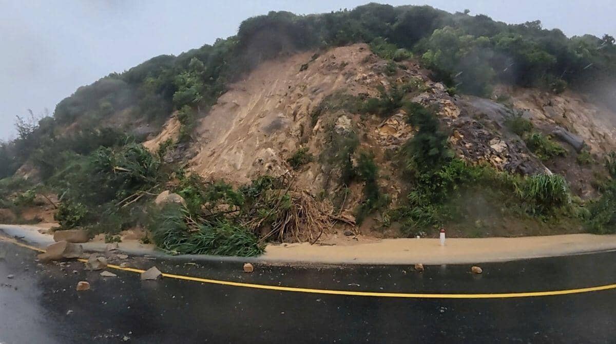 Giao thông nhiều nơi tê liệt do mưa lũ