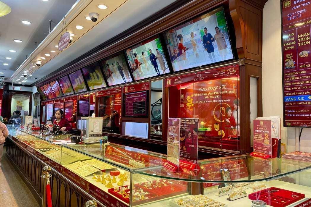 Giá vàng giảm, không còn cảnh xếp hàng dài: Người cao tuổi gặp khó vì không biết chuyển khoản