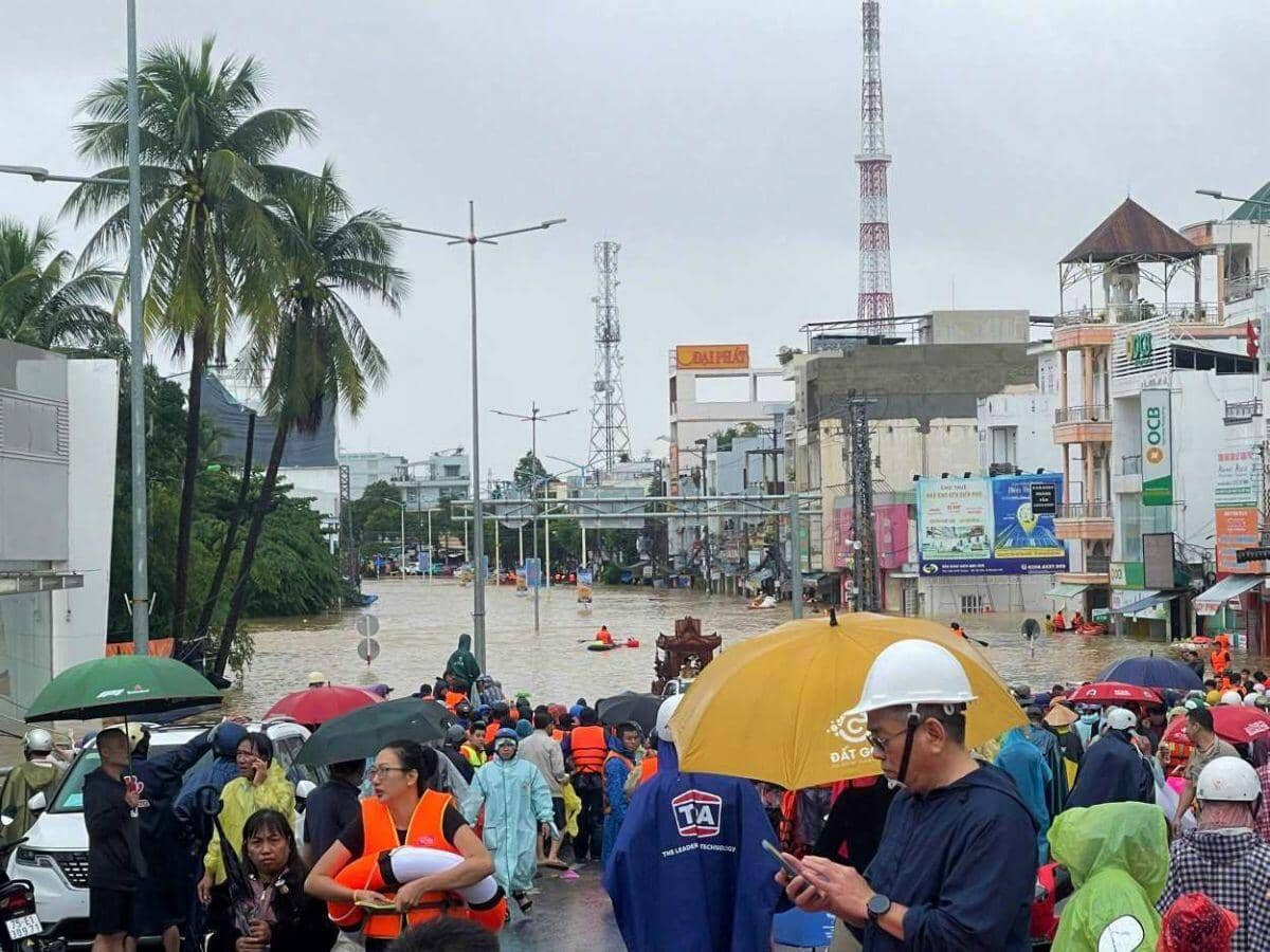 Khánh Hòa phát thông báo khẩn: Mưa lũ dâng nhanh, nguy cơ chia cắt toàn vùng