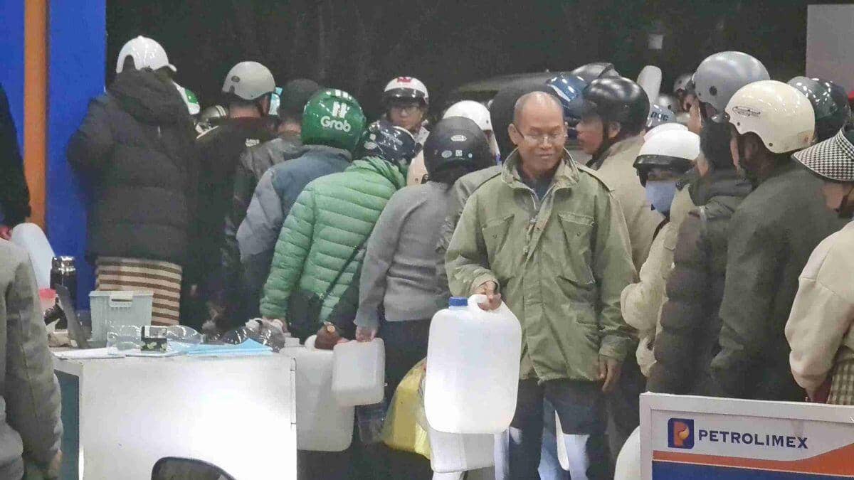 Tin đồn thất thiệt bùng phát, người dân Đà Lạt xếp hàng dài mua xăng