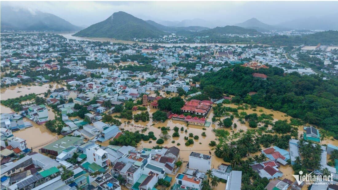 Người dân sửng sốt trước cảnh lũ chưa từng thấy ở Tây Nha Trang