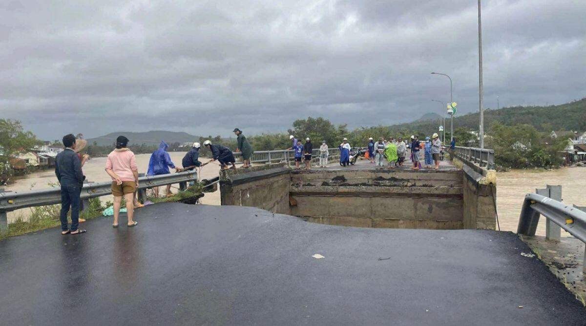 Hàng loạt cầu, đường hư hỏng sau lũ lịch sử