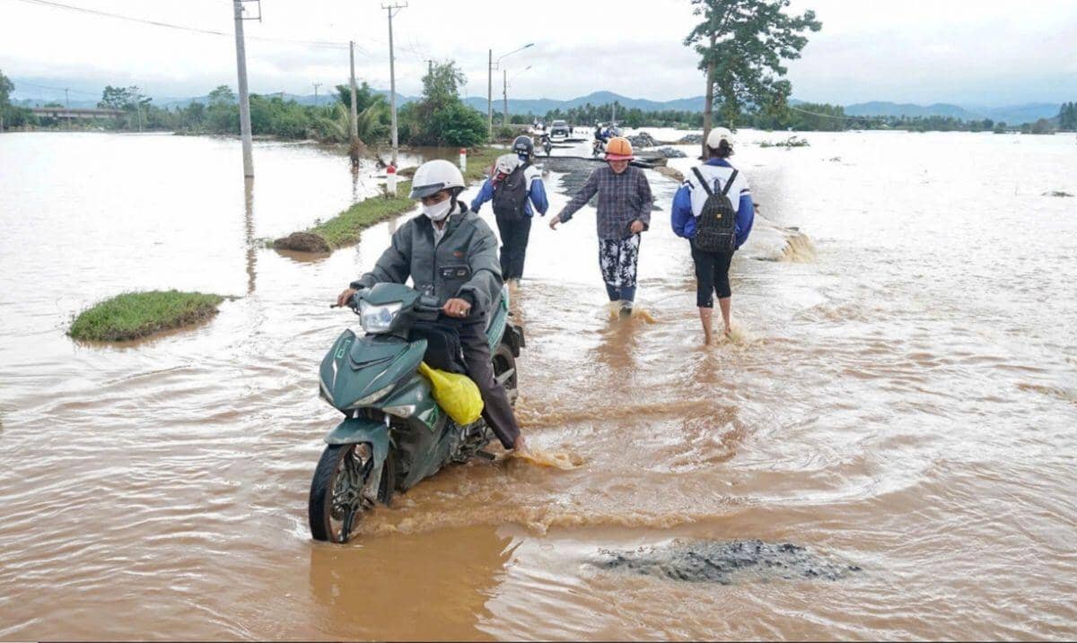 Hàng loạt cầu, đường hư hỏng sau lũ lịch sử