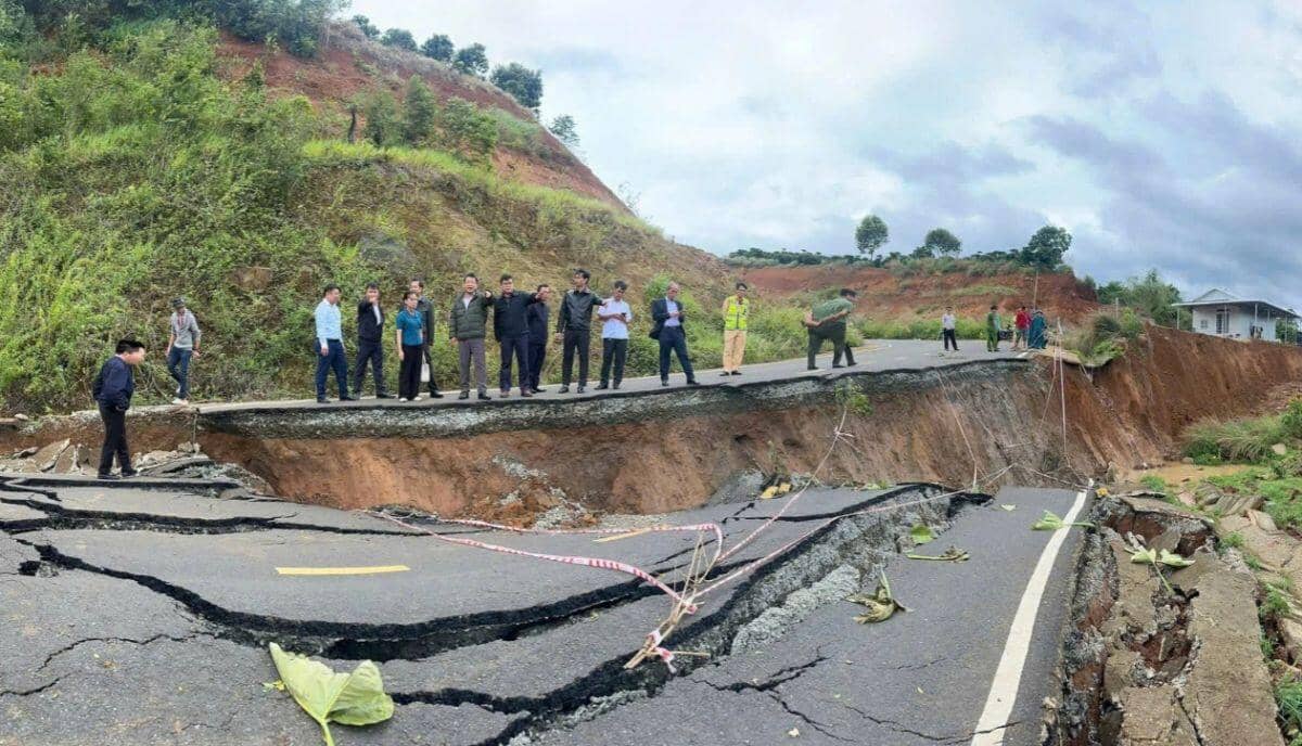 Hàng loạt cầu, đường hư hỏng sau lũ lịch sử