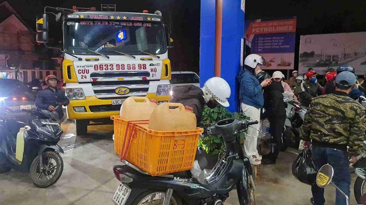 Tin đồn thất thiệt bùng phát, người dân Đà Lạt xếp hàng dài mua xăng