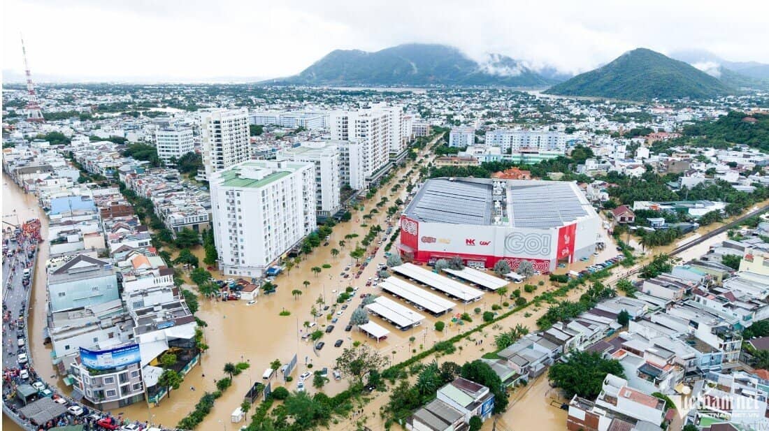 Người dân sửng sốt trước cảnh lũ chưa từng thấy ở Tây Nha Trang