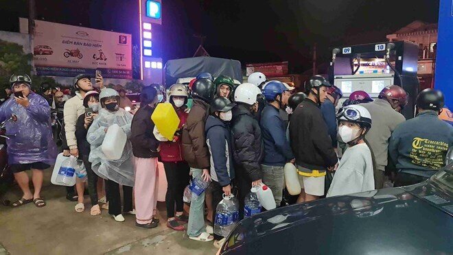 Tin đồn thất thiệt bùng phát, người dân Đà Lạt xếp hàng dài mua xăng
