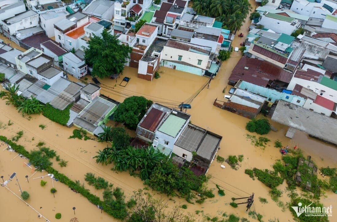 Người dân sửng sốt trước cảnh lũ chưa từng thấy ở Tây Nha Trang