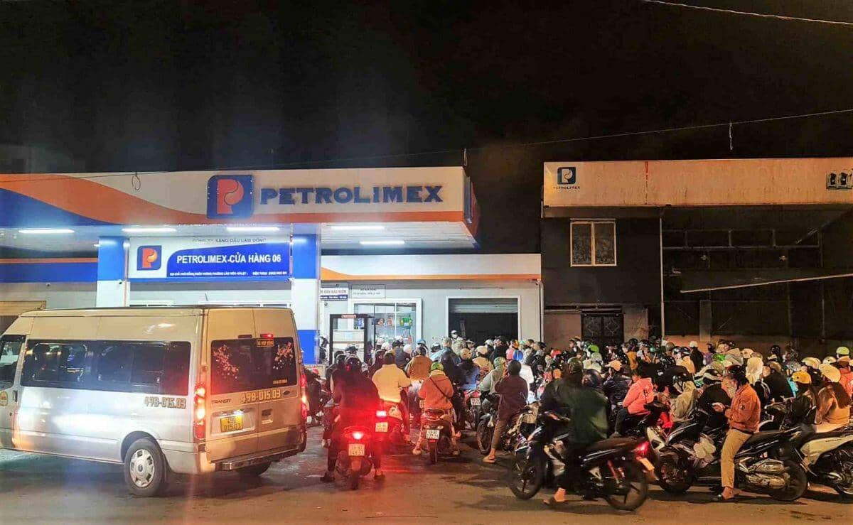 Tin đồn thất thiệt bùng phát, người dân Đà Lạt xếp hàng dài mua xăng