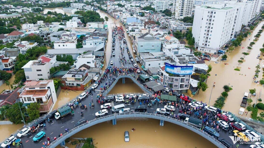 Người dân sửng sốt trước cảnh lũ chưa từng thấy ở Tây Nha Trang