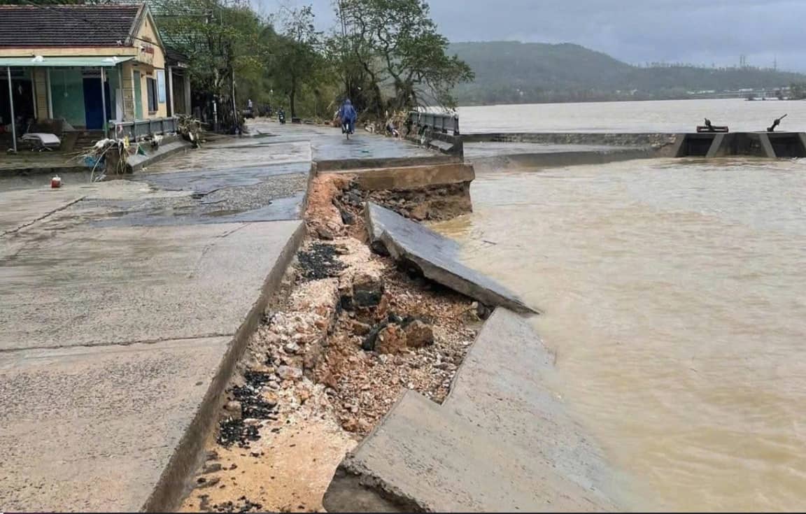 Hàng loạt cầu, đường hư hỏng sau lũ lịch sử