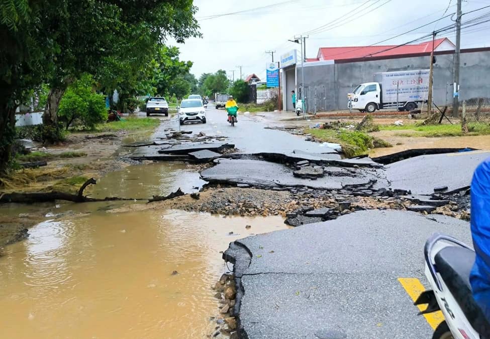Hàng loạt cầu, đường hư hỏng sau lũ lịch sử