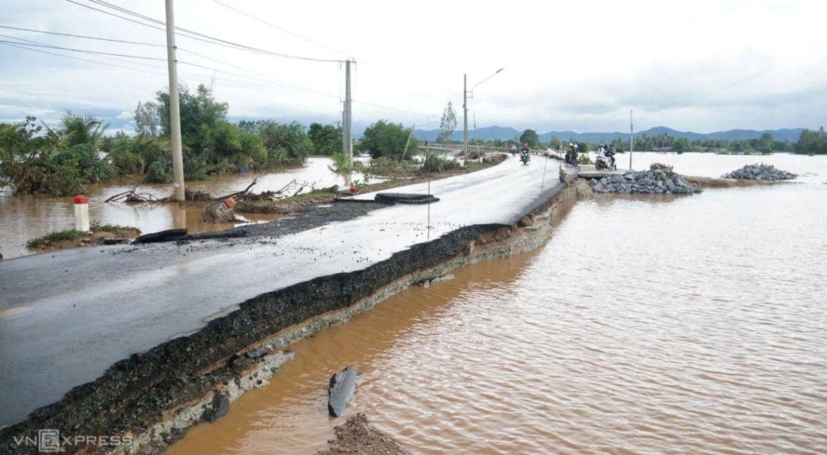 Hàng loạt cầu, đường hư hỏng sau lũ lịch sử