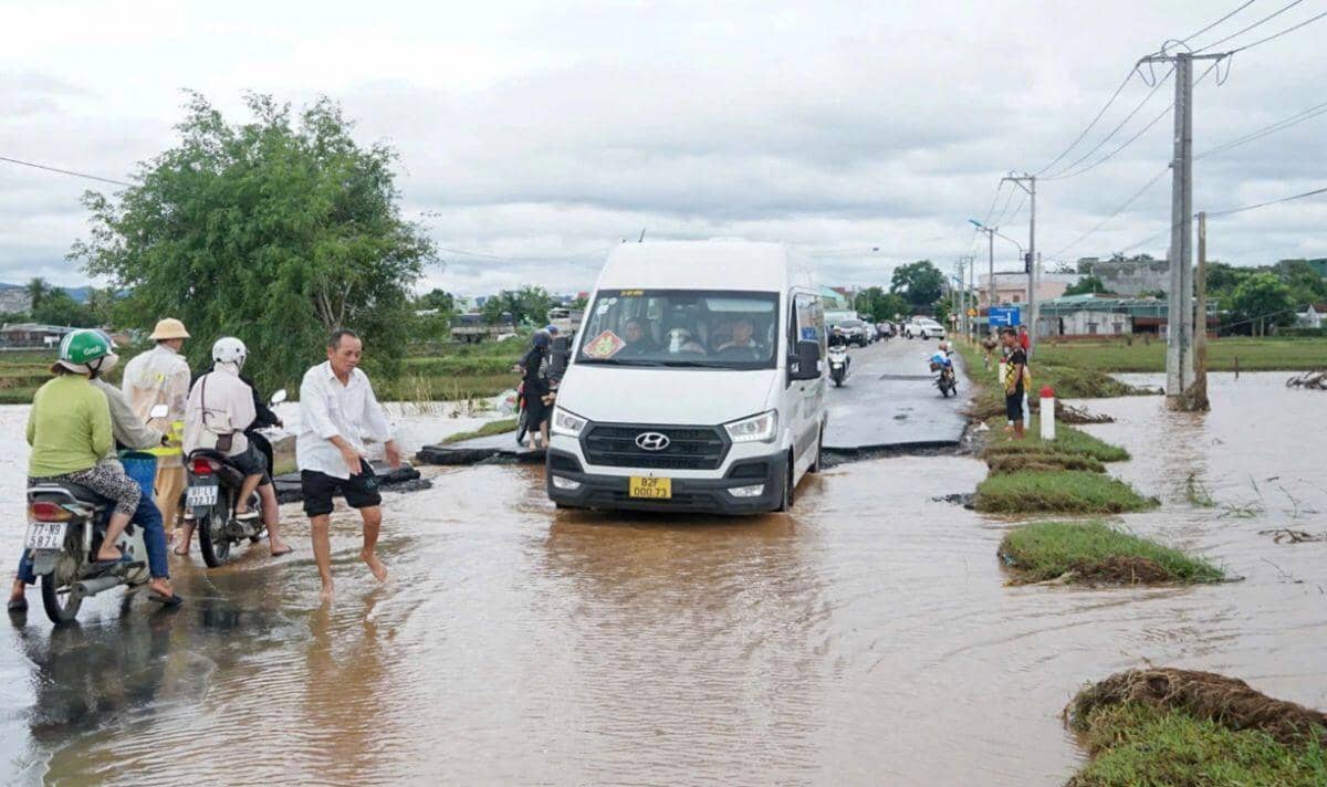 Hàng loạt cầu, đường hư hỏng sau lũ lịch sử
