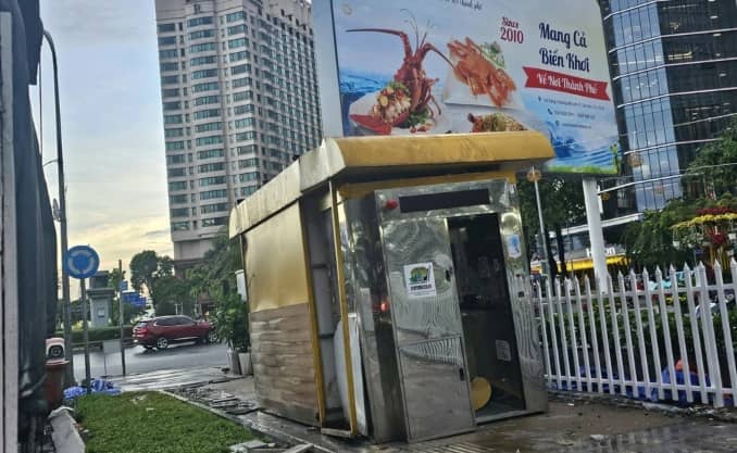 Nhà vệ sinh công cộng bỗng biến mất rồi xuất hiện lại ở TPHCM: Chủ doanh nghiệp đặt nghi vấn