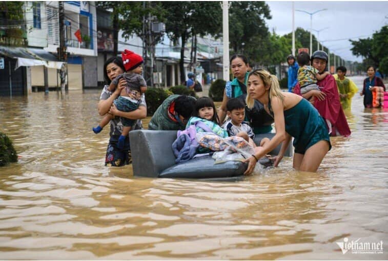 Bộ Chính trị: Cấp bách cứu trợ nhân dân, tuyệt đối không để đói, rét
