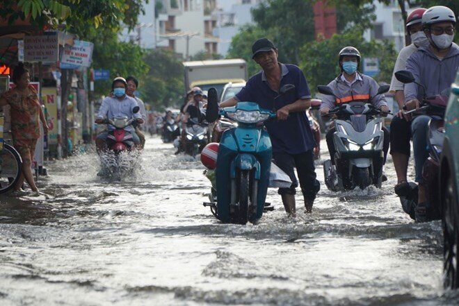 TPHCM: Triều cường vượt báo động 3, nguy cơ ngập nặng diện rộng