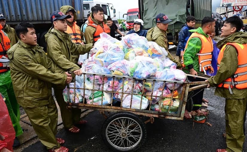 Tổng lực cứu trợ người dân vùng lũ