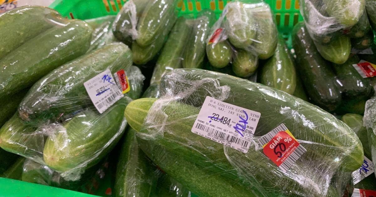 Giá rau xanh ngoài chợ tăng chóng mặt, siêu thị cam kết đủ hàng