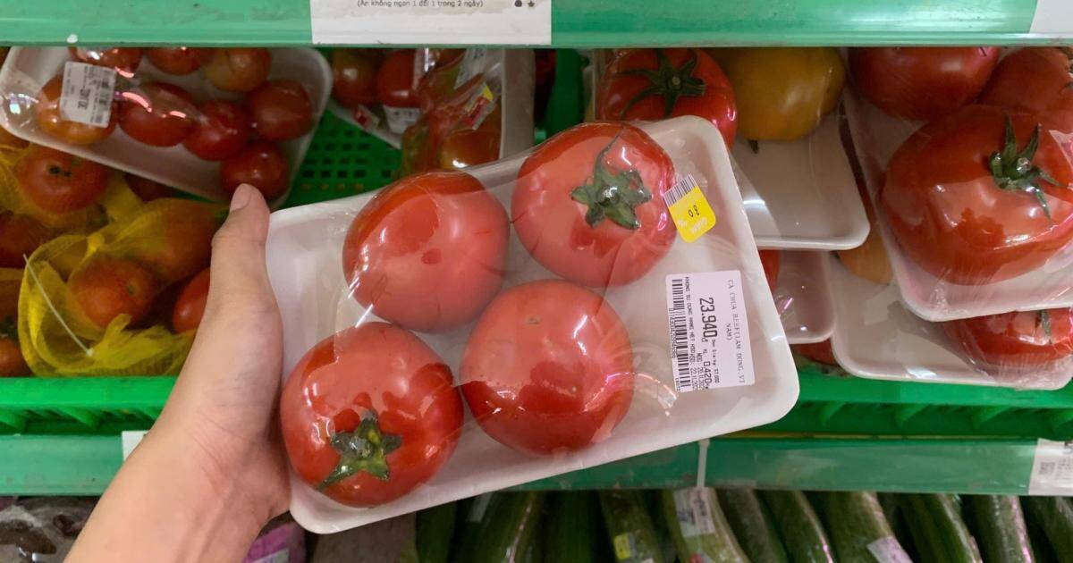 Giá rau xanh ngoài chợ tăng chóng mặt, siêu thị cam kết đủ hàng