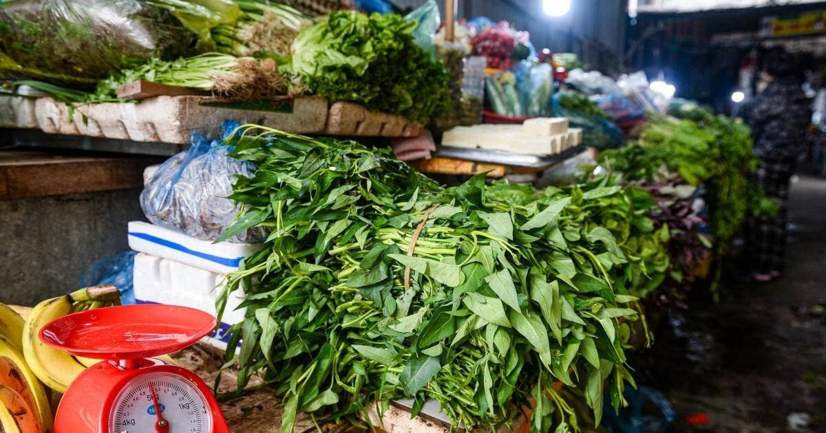 Giá rau xanh Hà Nội đắt đỏ, tiểu thương nói ‘nhiều nơi cứ vin cớ để tăng giá'