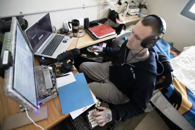 Mua được nhà, nhận lương 'khủng' từ trong tù