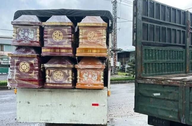 Những chiếc quan tài ‘ế’ giữa vùng lũ Đắk Lắk: Chuyện gì đang xảy ra?