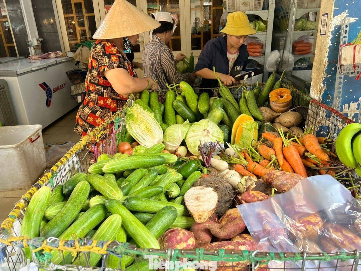 Giá “sốc” tại Hà Nội: Rau xanh 180.000 đồng/kg, tôm hùm siêu rẻ chỉ 200.000 đồng/kg