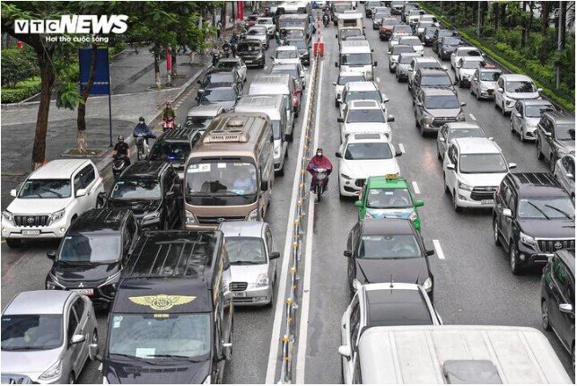 Hà Nội siết chặt xe kinh doanh: Taxi, xe 8 chỗ đầu tư mới bắt buộc dùng năng lượng xanh từ 7/2026