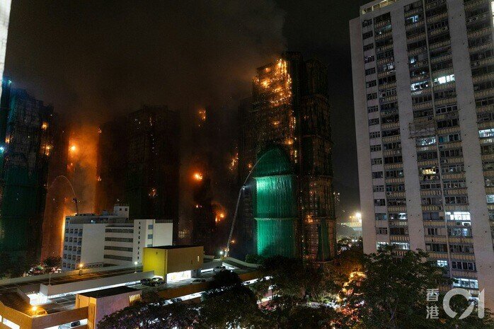 Cháy chung cư Hồng Kông: Số người chết tiếp tục tăng, 800 lính cứu hỏa dập từng tầng