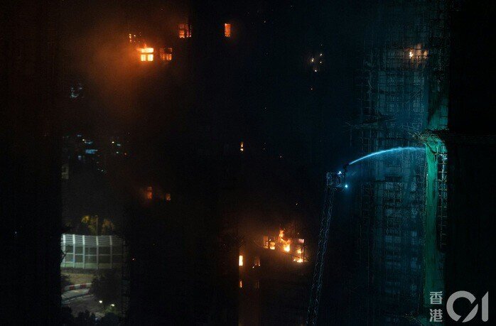 Cháy chung cư Hồng Kông: Số người chết tiếp tục tăng, 800 lính cứu hỏa dập từng tầng