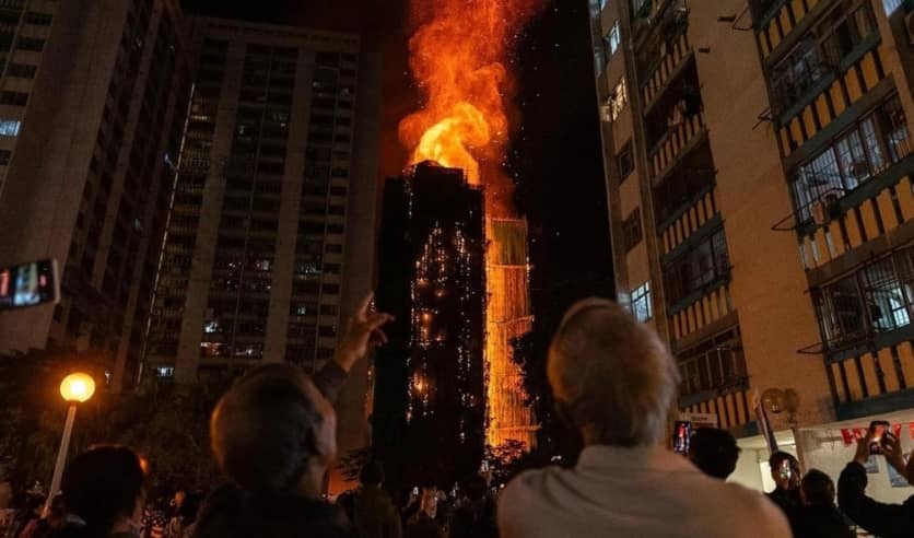 Vì sao tòa chung cư Hong Kong cháy như bó đuốc?