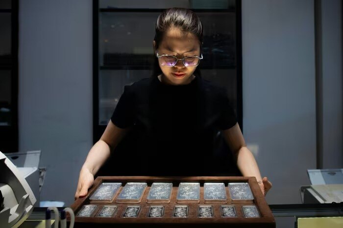 Vì sao giá bạc tăng 'dựng đứng'?