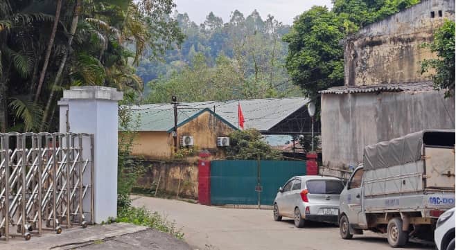 Trạm QLTT số 4 niêm phong, thanh niên vẫn trèo tường quay clip: Người dân Lạng Sơn nói gì?