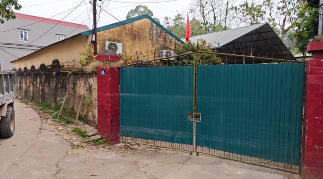 Trạm QLTT số 4 niêm phong, thanh niên vẫn trèo tường quay clip: Người dân Lạng Sơn nói gì?