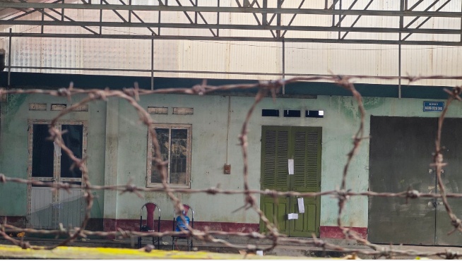 Trạm QLTT số 4 niêm phong, thanh niên vẫn trèo tường quay clip: Người dân Lạng Sơn nói gì?