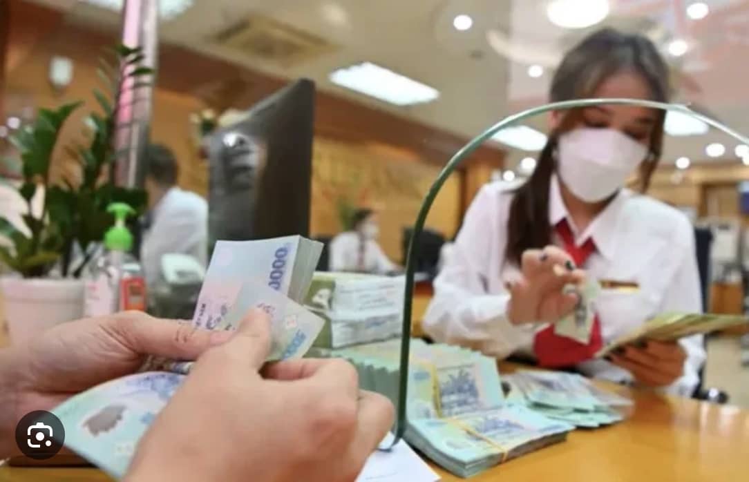 Tiền gửi tăng vọt, lãi suất vẫn leo thang: Người gửi tiền “đứng ngồi không yên”