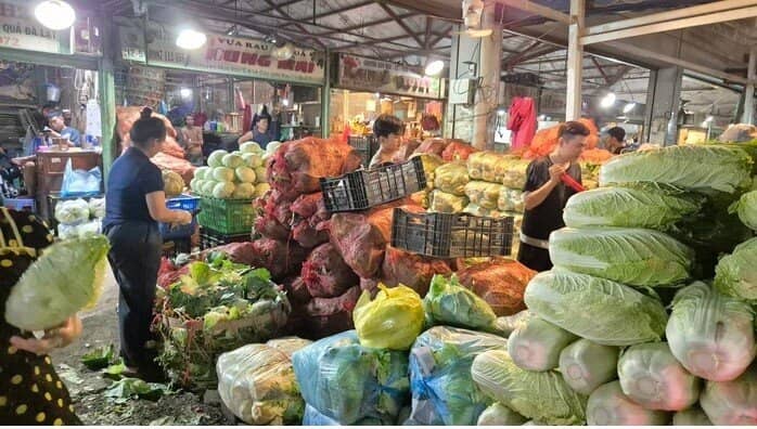 Giá rau, trái cây ở chợ đầu mối bắt đầu rẻ
