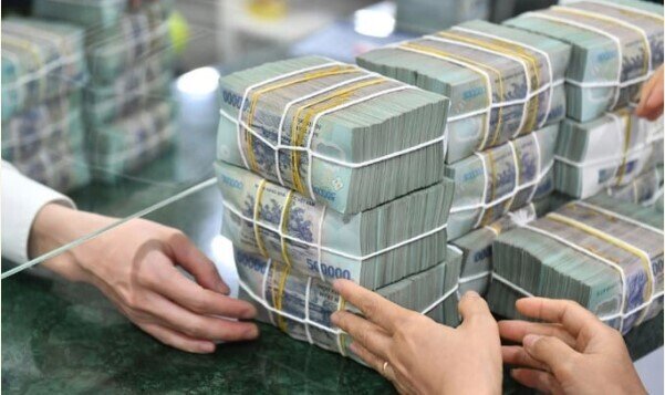 Tiền gửi dân cư “bùng nổ” cuối năm, vượt mốc 7,8 triệu tỷ đồng