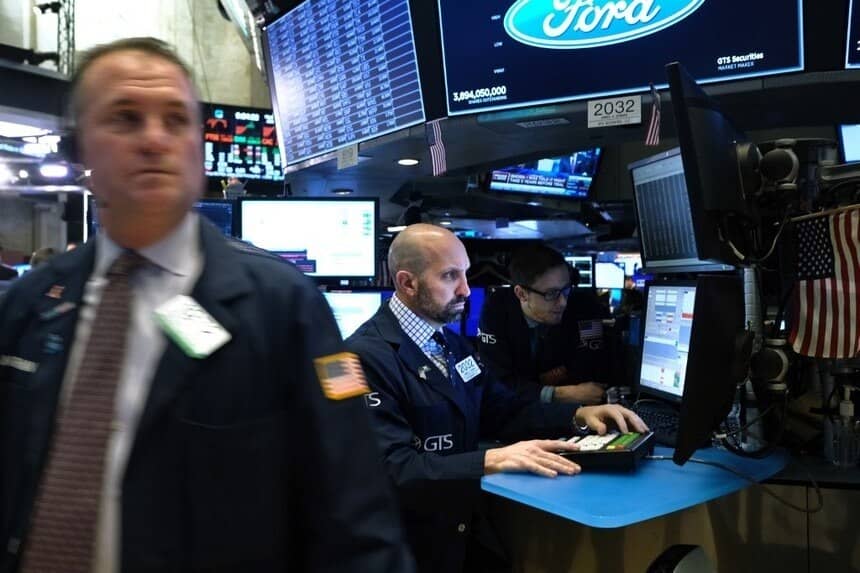 Dữ liệu kinh tế yếu kém của Mỹ khiến giới đầu tư bán cổ phiếu mạnh hơn